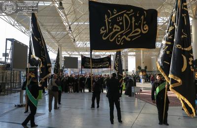 هيأة المواكب في العتبة العلوية المقدسة تستقبل أكثر من ثلاثين موكباً للعزاء بذكرى شهادة فاطمة الزهراء (عليها السلام)