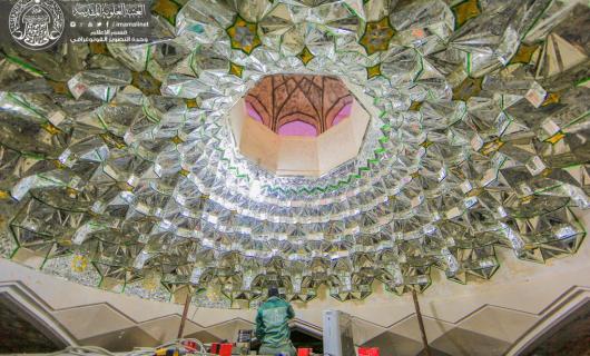 أشكال هندسية وأنعكاسات جميلة تصنعها أيدي الفنيين في صحن السيدة فاطمة عليها السلام تمهيداً لافتتاحه