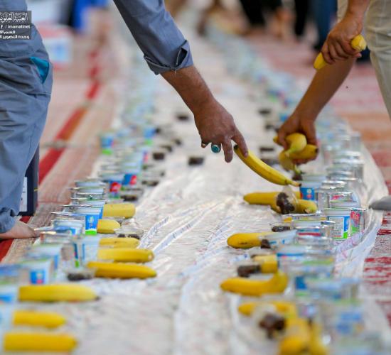  مع إطلالة شهر رمضان المبارك .. العتبة العلوية المقدسة تباشر بتوزيع 10 آلاف وجبة إفطار ضمن برنامج ضيافة أسبوعي لزائري مرقد أمير المؤمنين (عليه السلام)