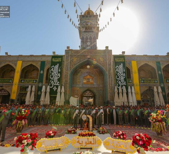 راية الغدير ترفرف في الصحن الحيدري الشريف وسط أهازيج خدّام أمير المؤمنين علي بن أبي طالب (عليه السلام )