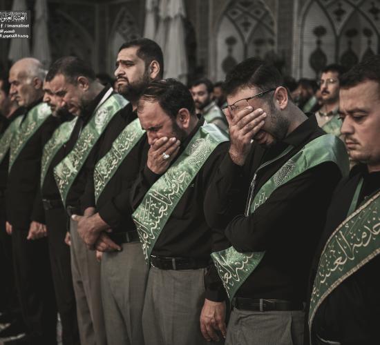 منتسبو العتبة العلوية المقدسة يقيمون مجلس العزاء الحسيني خلال مراسم الزيارة الصباحية في الصحن الحيدري الشريف