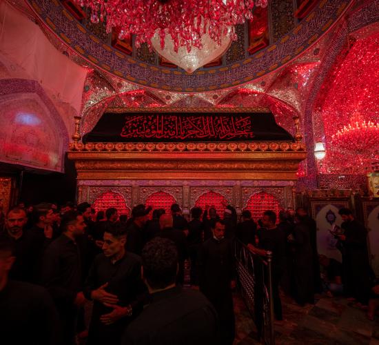مرقد المولى أمير المؤمنين (عليه السلام) يضجّ بالزائرين المعزين ليلة عاشوراء