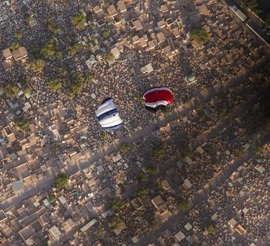 الهبوط المظلي لحاملي راية بيعة الغدير في النجف الاشرف