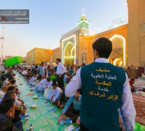 تقرير مصور : الامانة العامة للعتبة العلوية المقدسة تقدم وجبة افطار الى زائري الامام امير المؤمنين سلام الله عليه 