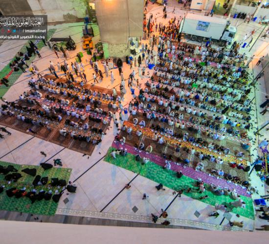 تقرير مصور : مضيف الامام امير المؤمنين سلام الله عليه يقيم وجبة افطار الى الزائرين الكرام  بقرب الحرم المطهر 