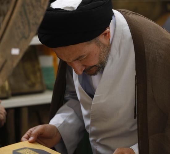 طلبة الحوزه العلمية في اروقة معرض الكتاب الدولي السادس