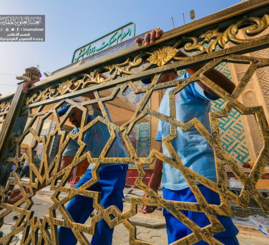 تقرير مصور : تنصيب القواطع الحديدية الجديدة من جهة باب القبلة لتسهيل حركة ودخول زائري الامام علي عليه السلام