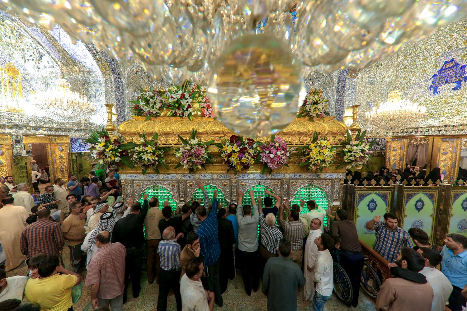تزدان بالورود الطبيعية في ولادة أمير المؤمنين ويعسوب الدين وقائد الغر المحجلين الإمام علي بن أبي طالب(صلوات الله وسلامه عليه)