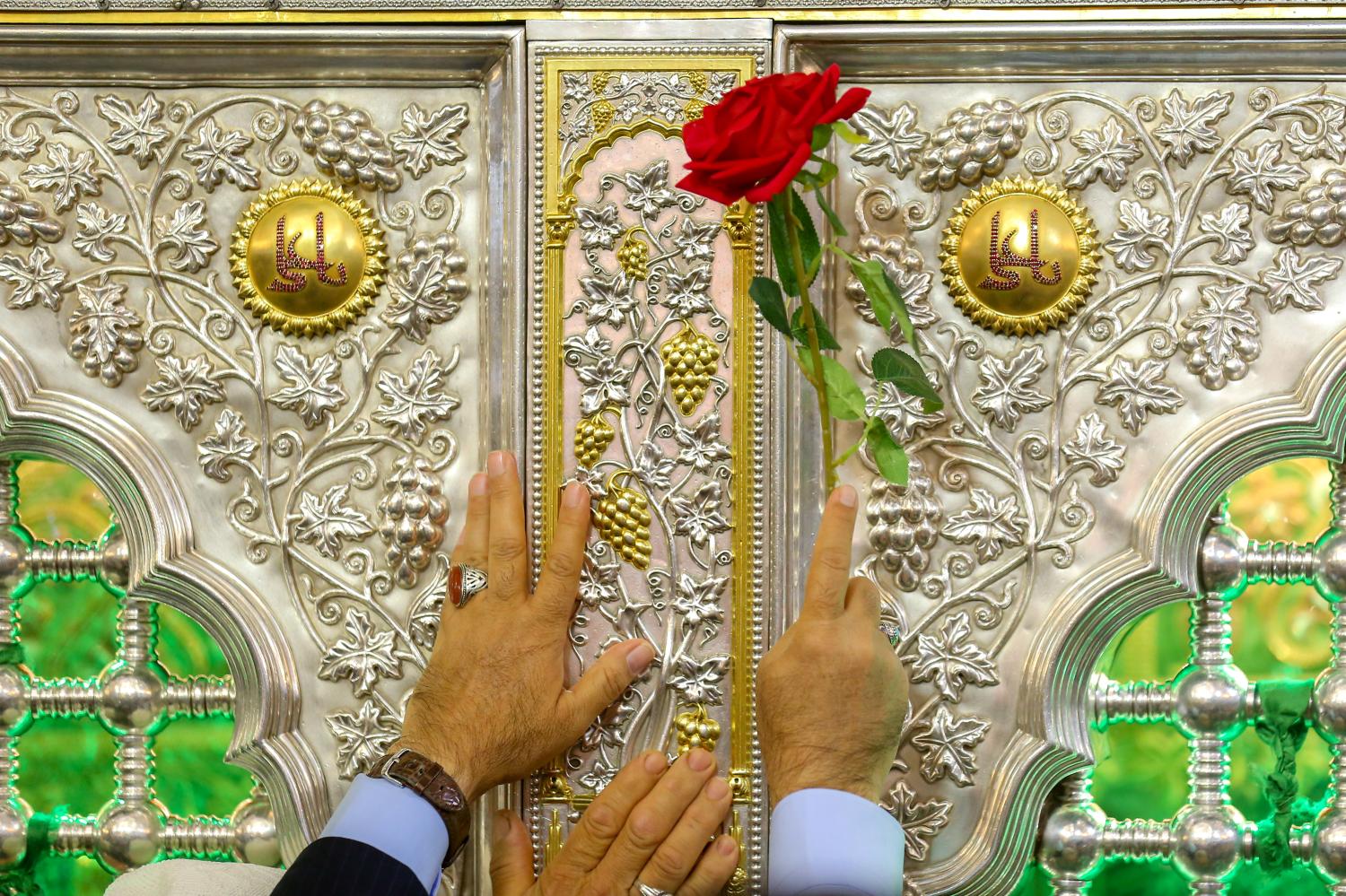 تزدان بالورود الطبيعية في ولادة أمير المؤمنين ويعسوب الدين وقائد الغر المحجلين الإمام علي بن أبي طالب(صلوات الله وسلامه عليه)
