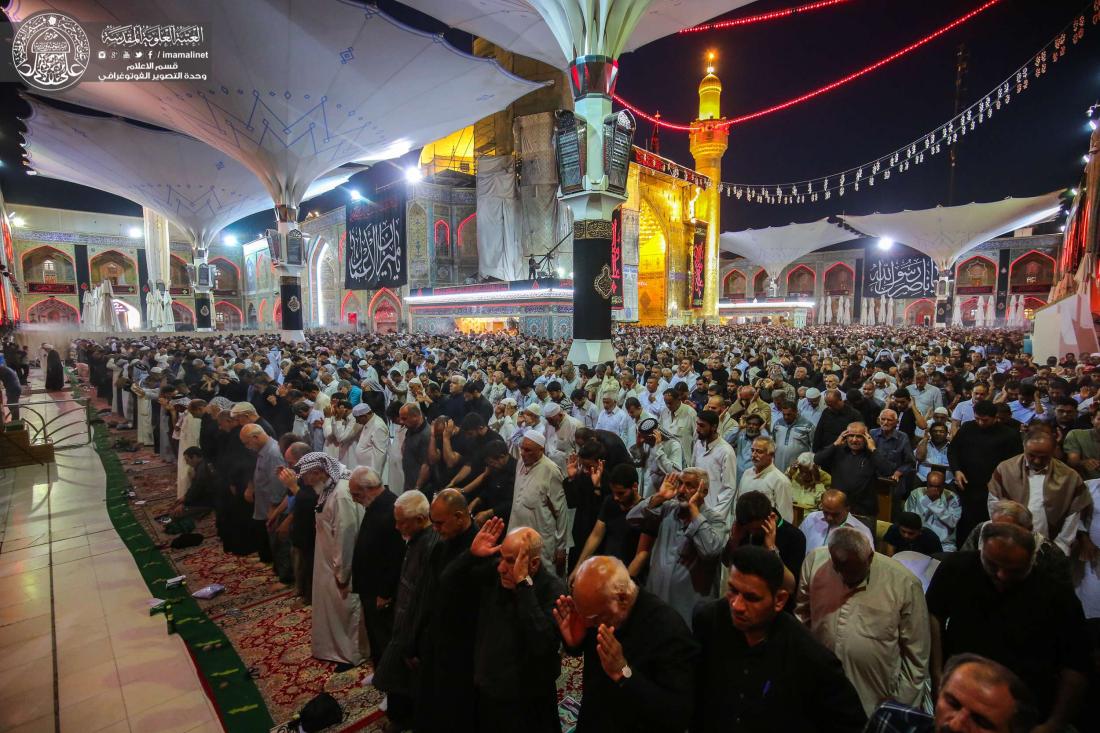 وسط أجواء من الحزن والعزاء .. إقامة صلاة المغرب في الصحن الحيدري الشريف | 