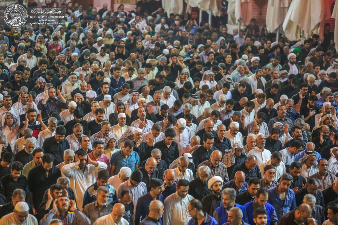 وسط أجواء من الحزن والعزاء .. إقامة صلاة المغرب في الصحن الحيدري الشريف | 