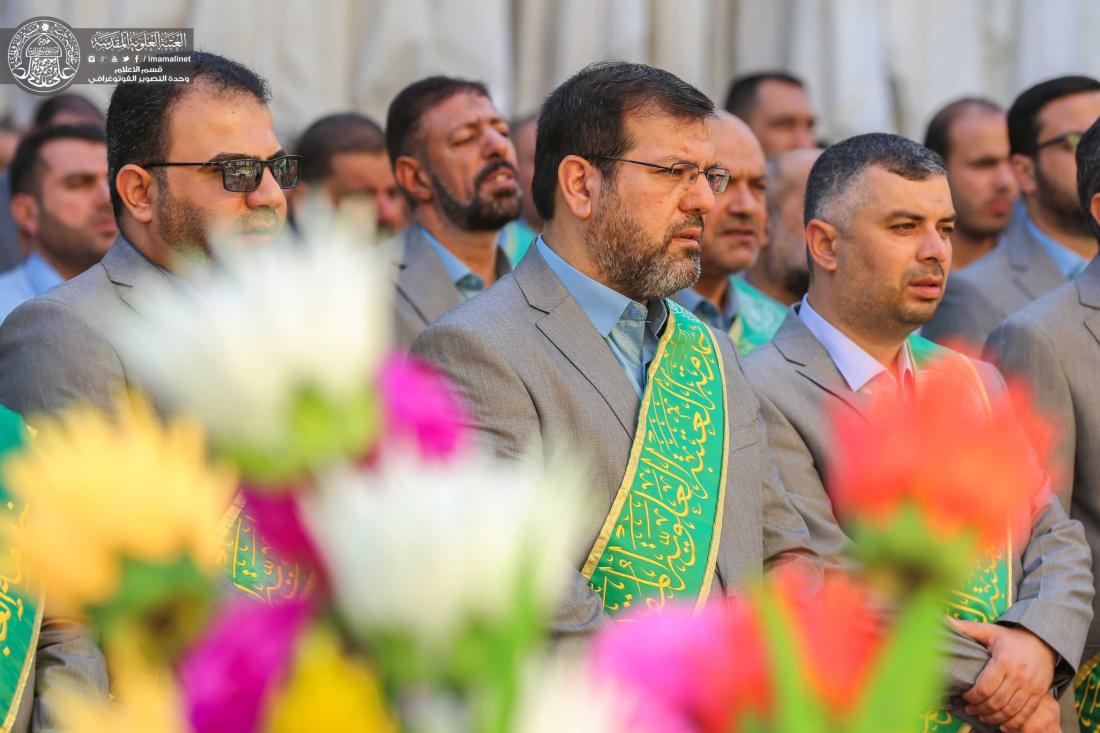 راية الغدير ترفرف في الصحن الحيدري الشريف وسط أهازيج خدّام أمير المؤمنين علي بن أبي طالب (عليه السلام ) | 