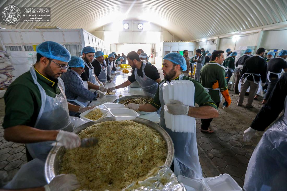 مضيف العتبة العلوية المقدسة .. جهود حثيثة لإعداد وجبات الطعام لزائري أمير المؤمنين في ذكرى اربعينية الامام الحسين (عليهما السلام)  | 