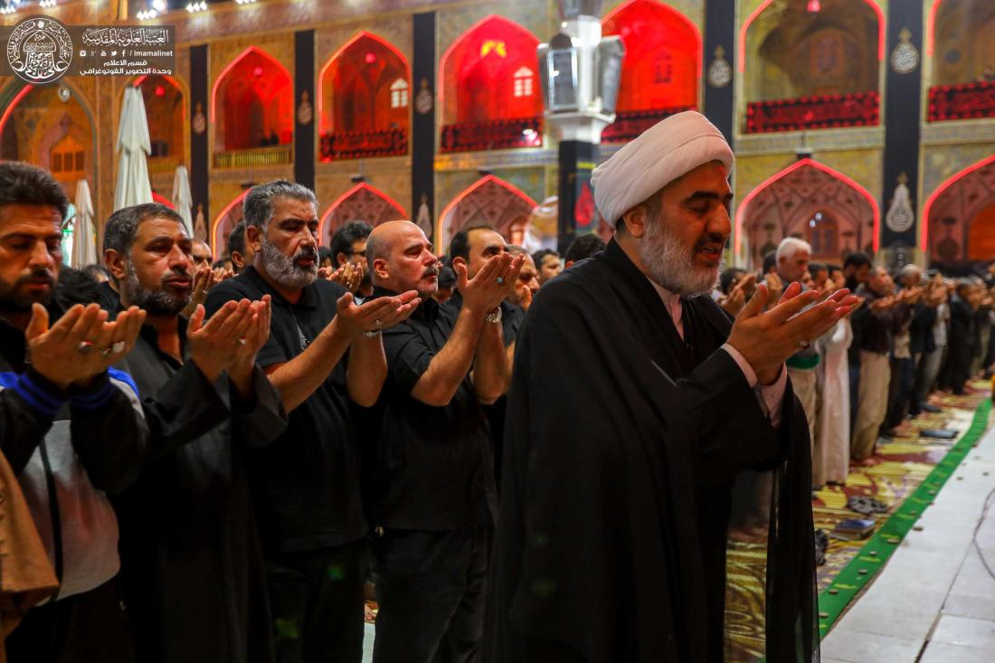 صلاة المغرب في الصحن العلوي الشريف . | 