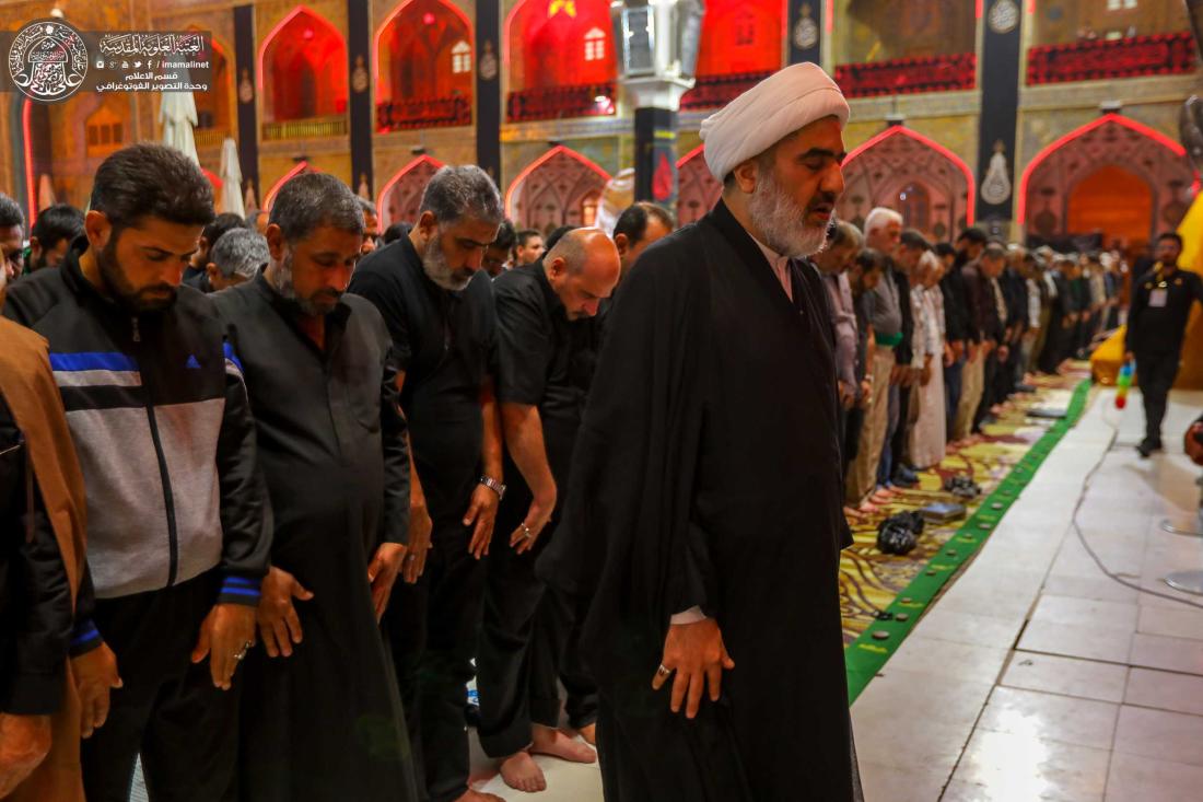 صلاة المغرب في الصحن العلوي الشريف . | 