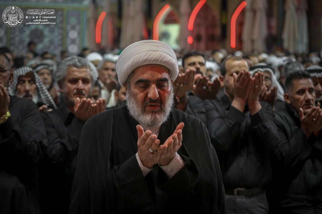 صلاة المغرب في الصحن الحيدري الشريف ليلة وفاة الرسول الاعظم (صلى الله عليه واله وسلم ) | 