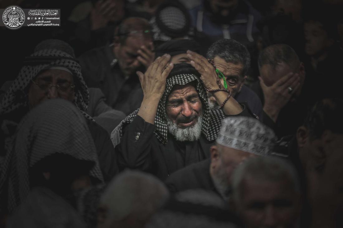 أجواء الحزن في الصحن الحيدري الشريف ليلة وفاة النبي محمد (صلى الله عليه واله وسلم ) . | 