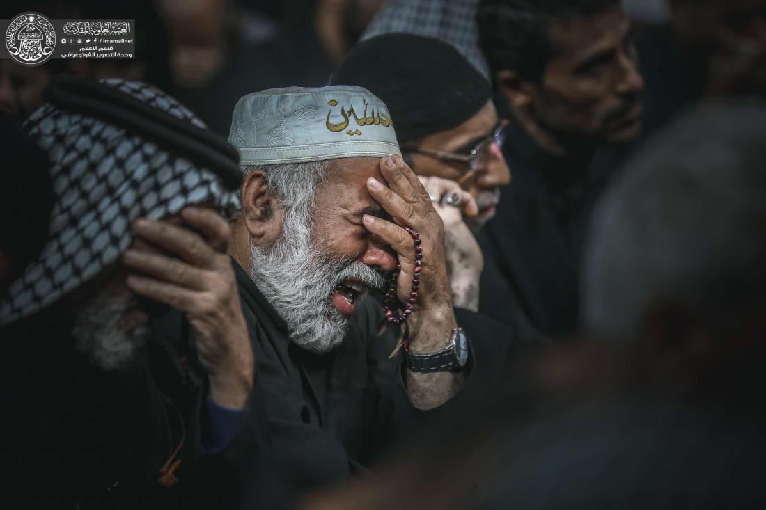 أجواء الحزن في الصحن الحيدري الشريف ليلة وفاة النبي محمد (صلى الله عليه واله وسلم ) . | 