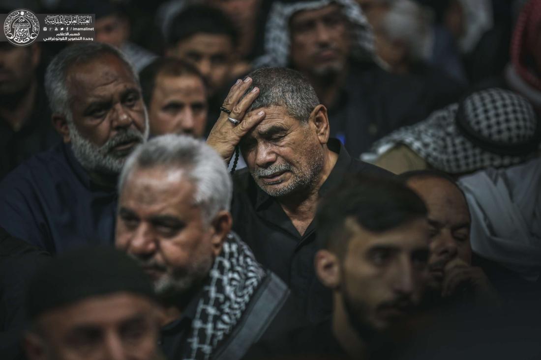 أجواء الحزن في الصحن الحيدري الشريف ليلة وفاة النبي محمد (صلى الله عليه واله وسلم ) . | 