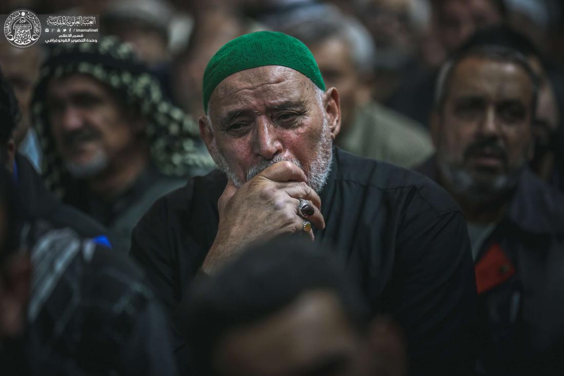 أجواء الحزن في الصحن الحيدري الشريف ليلة وفاة النبي محمد (صلى الله عليه واله وسلم ) . | 