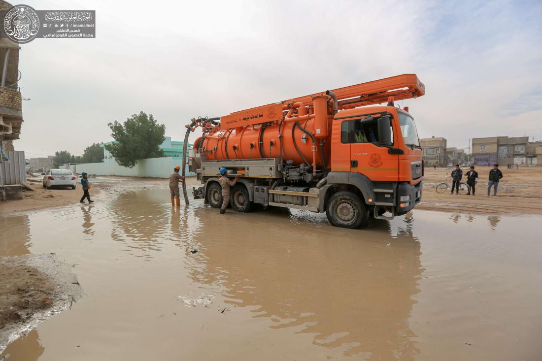 العتبة العلوية مستمرة بالمساهمة في سحب مياه الأمطار ومساعدة العوائل في حملة درء فيضانات الأمطار بمحافظة النجف الأشرف | 