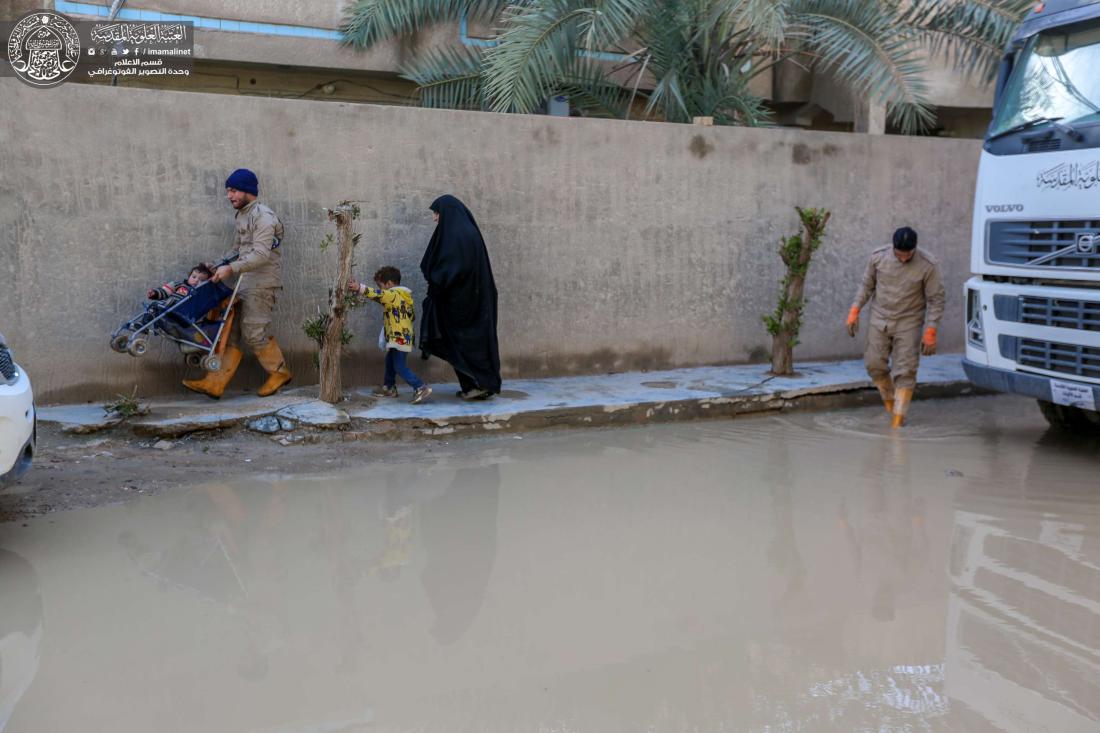 العتبة العلوية مستمرة بالمساهمة في سحب مياه الأمطار ومساعدة العوائل في حملة درء فيضانات الأمطار بمحافظة النجف الأشرف | 