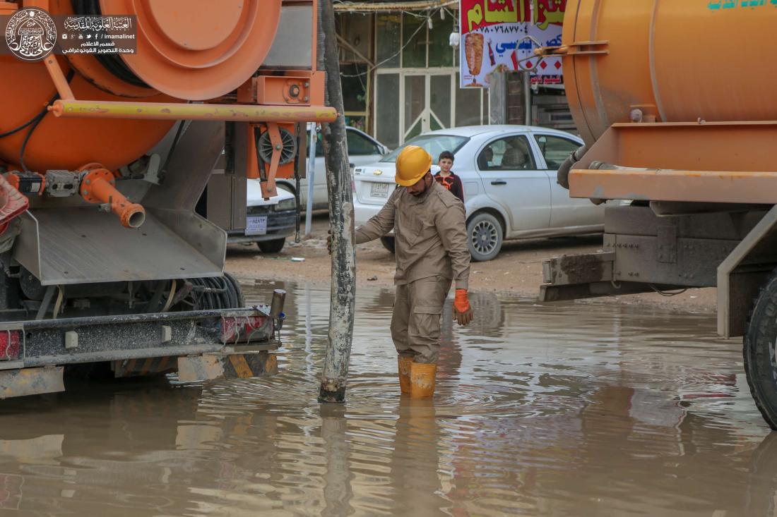 العتبة العلوية مستمرة بالمساهمة في سحب مياه الأمطار ومساعدة العوائل في حملة درء فيضانات الأمطار بمحافظة النجف الأشرف | 