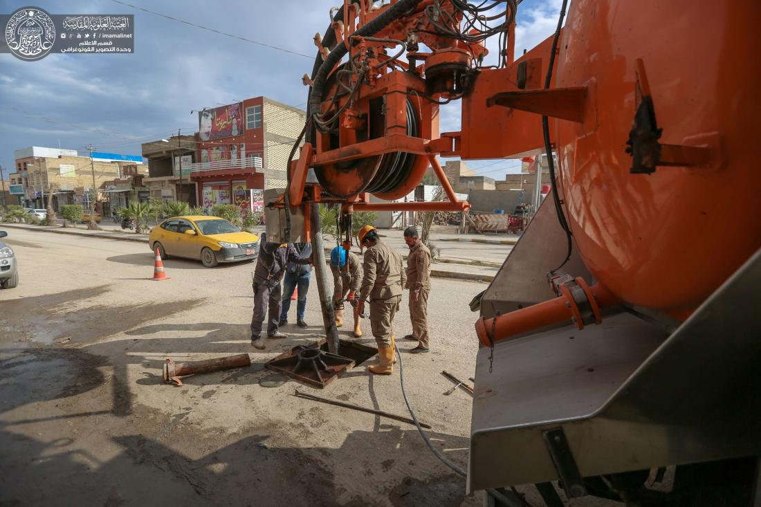 العتبة العلوية مستمرة بالمساهمة في سحب مياه الأمطار ومساعدة العوائل في حملة درء فيضانات الأمطار بمحافظة النجف الأشرف | 