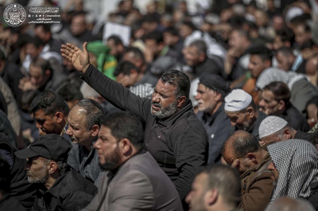 حشود الزائرين تعزي الامامين العسكريين (عليهما السلام ) في ذكرى شهادة الامام علي الهادي (عليه السلام ) . | 