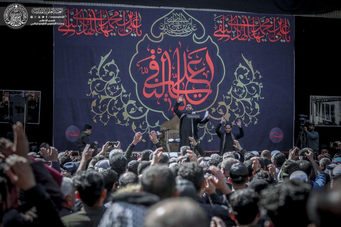 حشود الزائرين تعزي الامامين العسكريين (عليهما السلام ) في ذكرى شهادة الامام علي الهادي (عليه السلام ) . | 