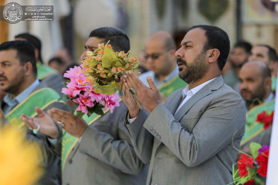 منتسبو العتبة العلوية المقدسة وحشود الزائرين يحتفلون بمناسبة مولد امير المؤمنين (عليه السلام) في باحة الصحن الحيدري المطهر | 