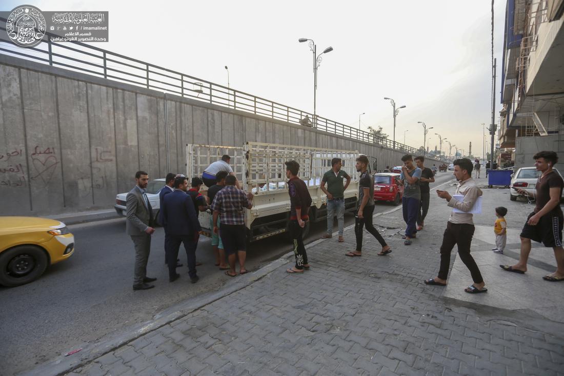 قسم العلاقات العامة في العتبة العلوية يواصل تنفيذ برنامجه الميداني لتوزيع المئات من وجبات الإفطار | 