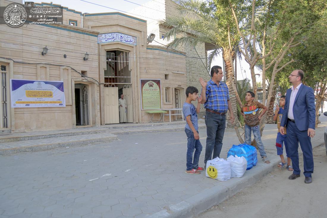 قسم العلاقات العامة في العتبة العلوية يواصل تنفيذ برنامجه الميداني لتوزيع المئات من وجبات الإفطار | 