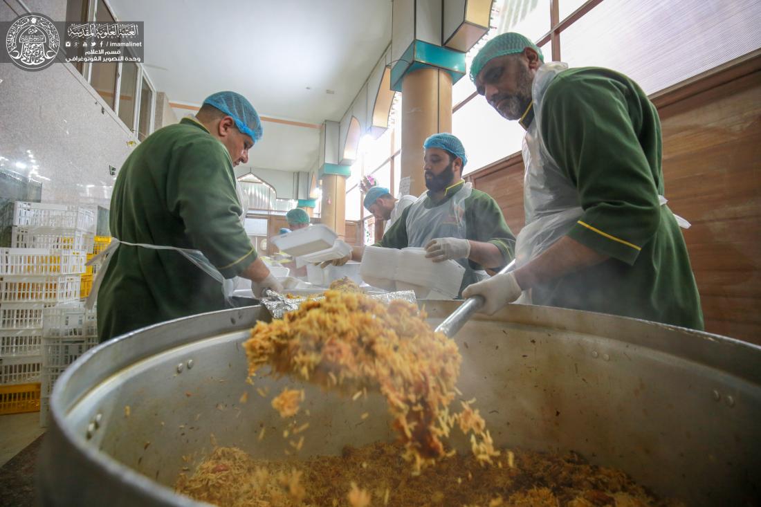 قسم مضيف العتبة العلوية يوزع 10 آلاف وجبة إفطار في رحاب مرقد أمير المؤمنين (عليه السلام ) | 