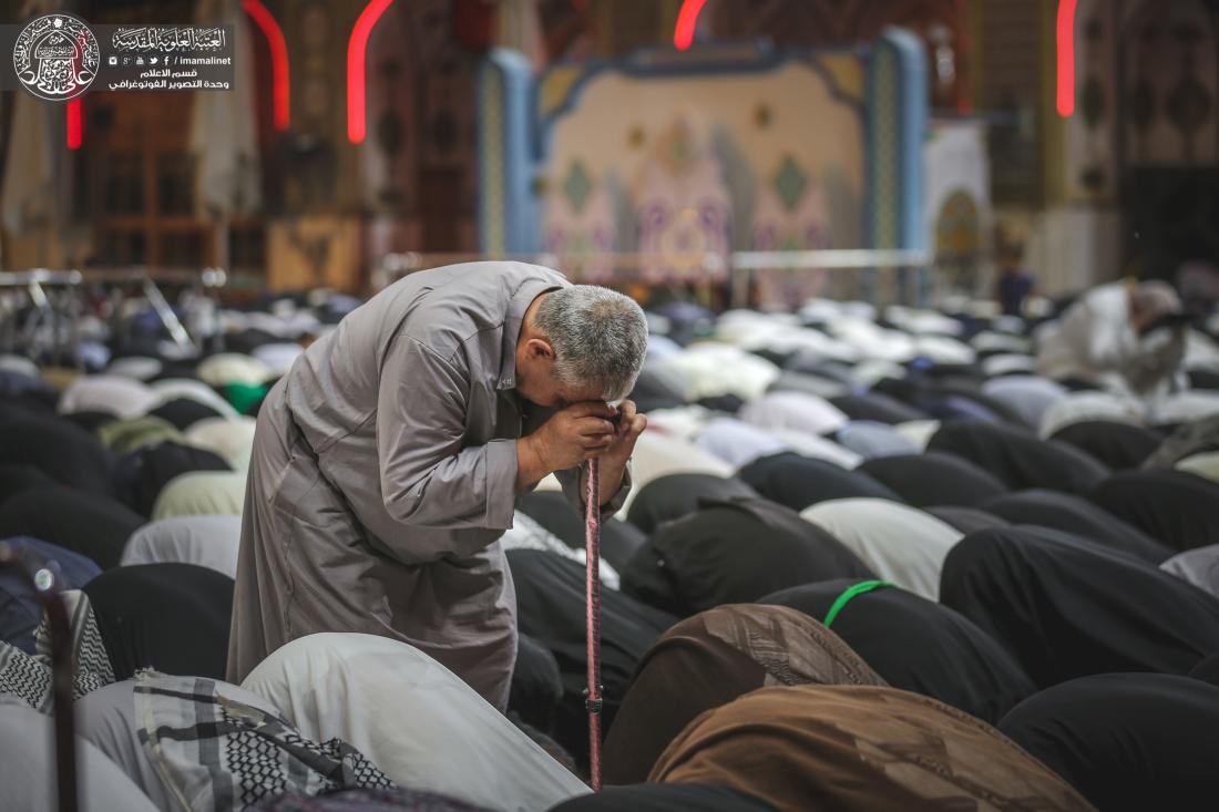 وسط أجواء من الحزن والعزاء .. إقامة صلاة المغرب في الصحن الحيدري الشريف | 