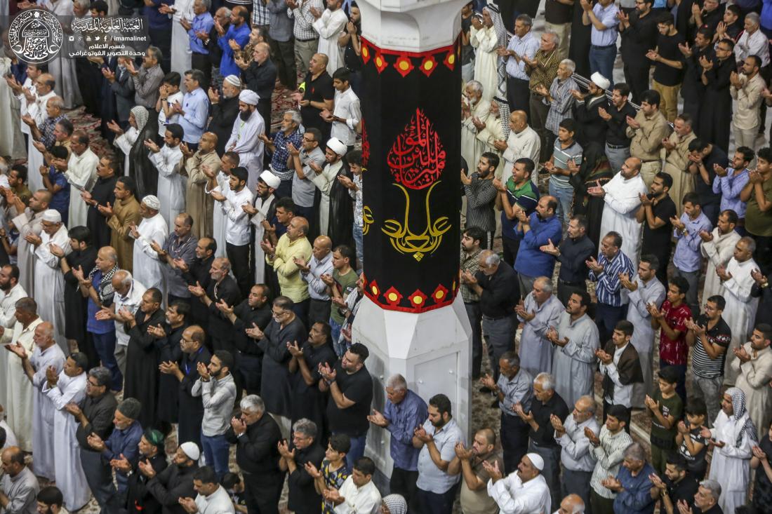 وسط أجواء من الحزن والعزاء .. إقامة صلاة المغرب في الصحن الحيدري الشريف | 