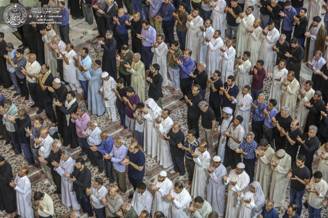 وسط أجواء من الحزن والعزاء .. إقامة صلاة المغرب في الصحن الحيدري الشريف | 