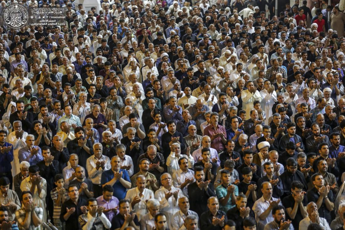 وسط أجواء من الحزن والعزاء .. إقامة صلاة المغرب في الصحن الحيدري الشريف | 