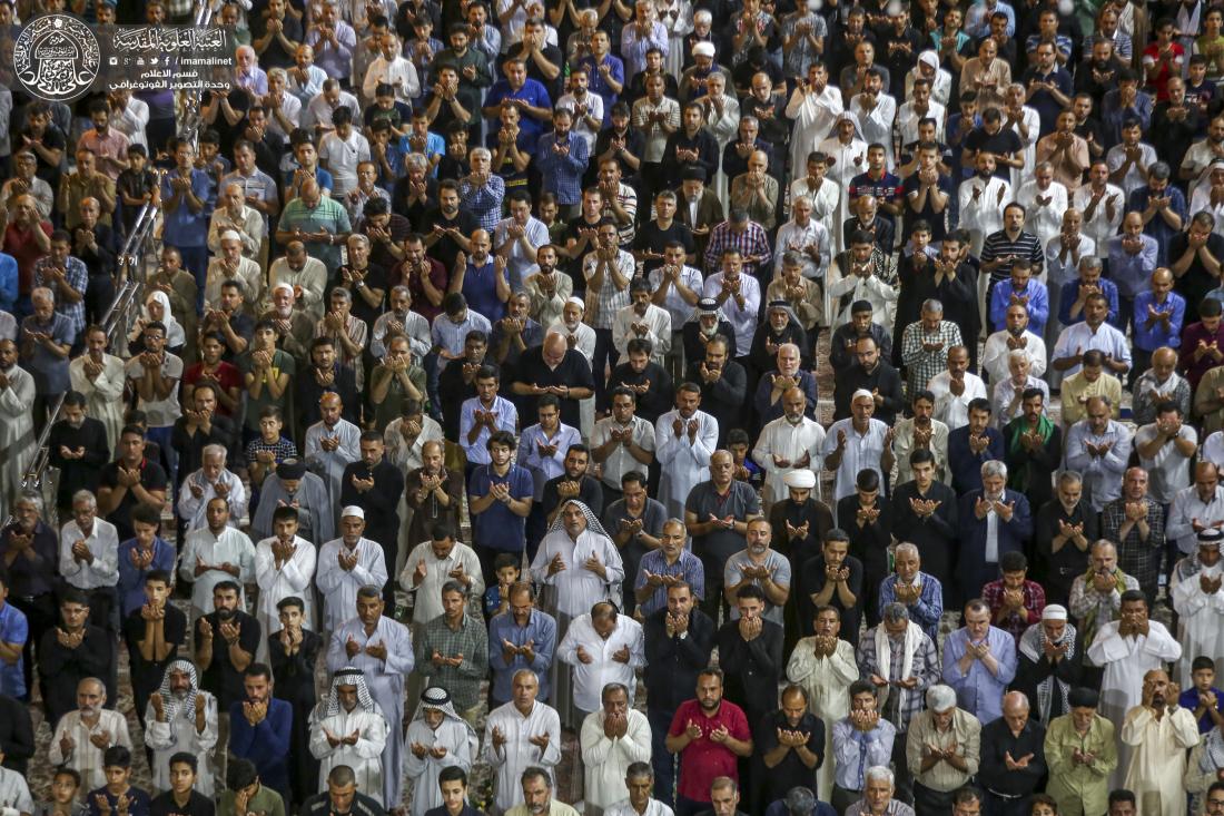 وسط أجواء من الحزن والعزاء .. إقامة صلاة المغرب في الصحن الحيدري الشريف | 