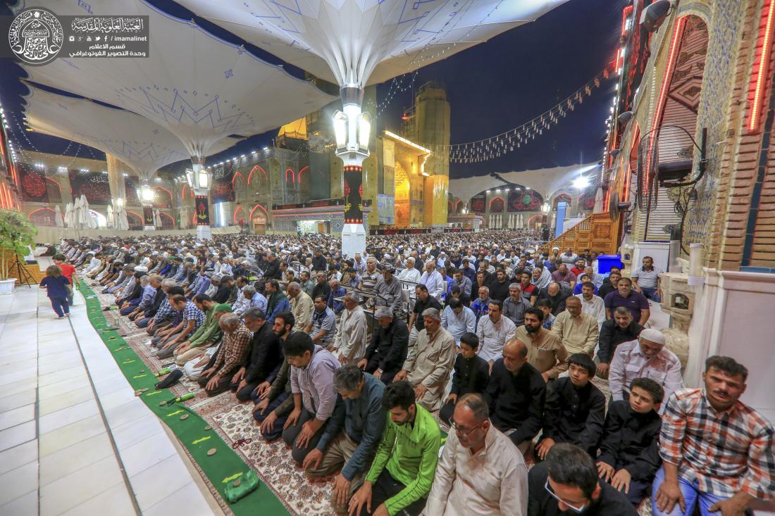 وسط أجواء من الحزن والعزاء .. إقامة صلاة المغرب في الصحن الحيدري الشريف | 