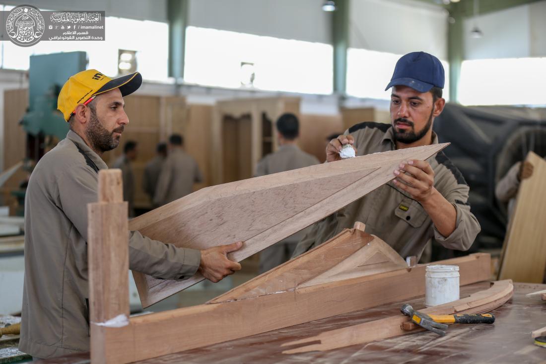 كوادر النجارة الفنية في العتبة العلوية تصنع بأناملها الابداع في رحاب مرقد أمير المؤمنين (عليه السلام ) | 