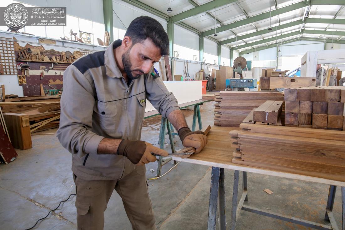 كوادر النجارة الفنية في العتبة العلوية تصنع بأناملها الابداع في رحاب مرقد أمير المؤمنين (عليه السلام ) | 