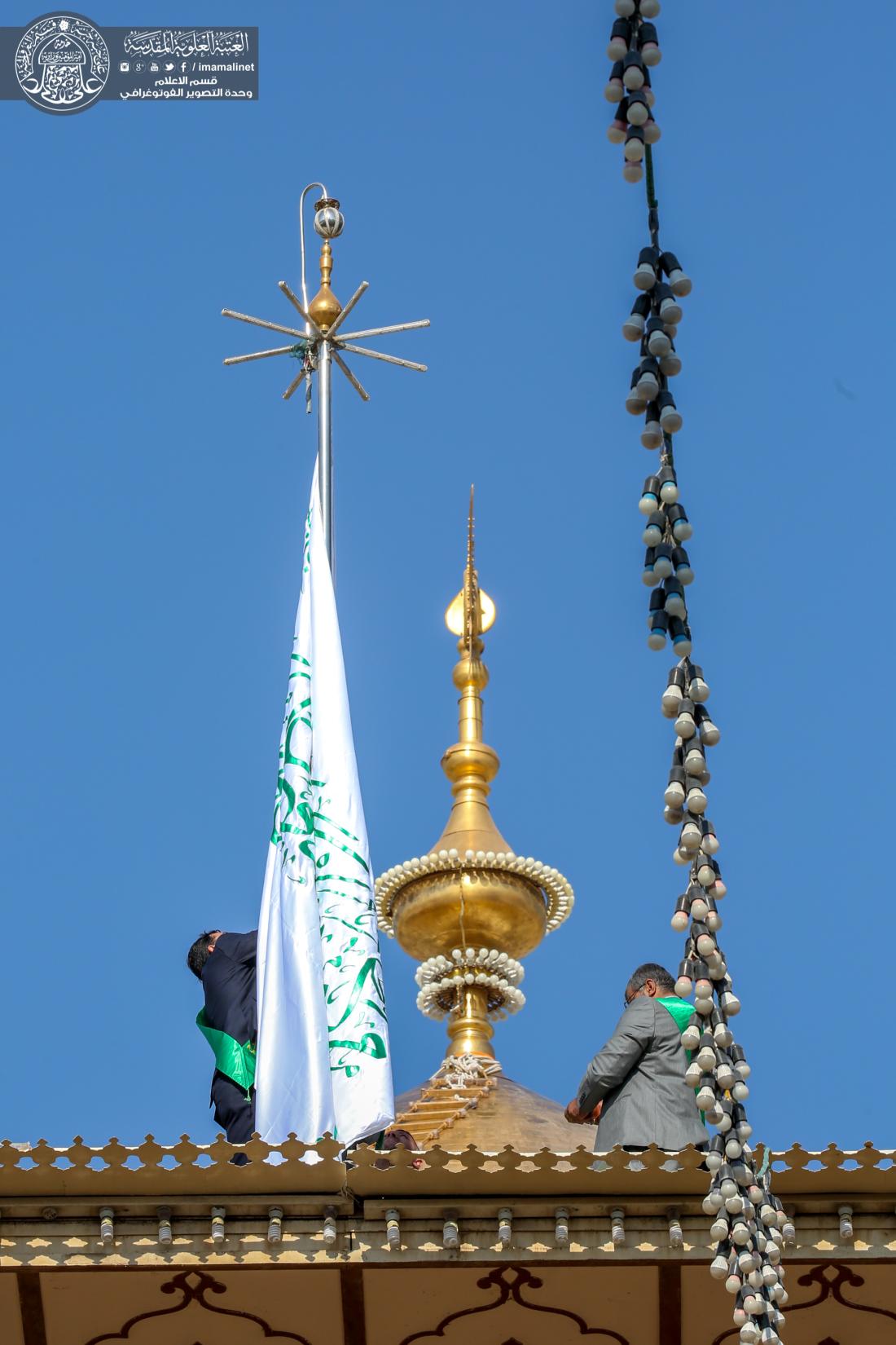 راية الغدير ترفرف في الصحن الحيدري الشريف وسط أهازيج خدّام أمير المؤمنين علي بن أبي طالب (عليه السلام ) | 