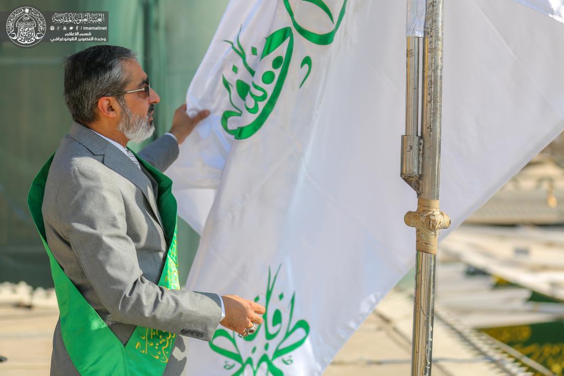 راية الغدير ترفرف في الصحن الحيدري الشريف وسط أهازيج خدّام أمير المؤمنين علي بن أبي طالب (عليه السلام ) | 