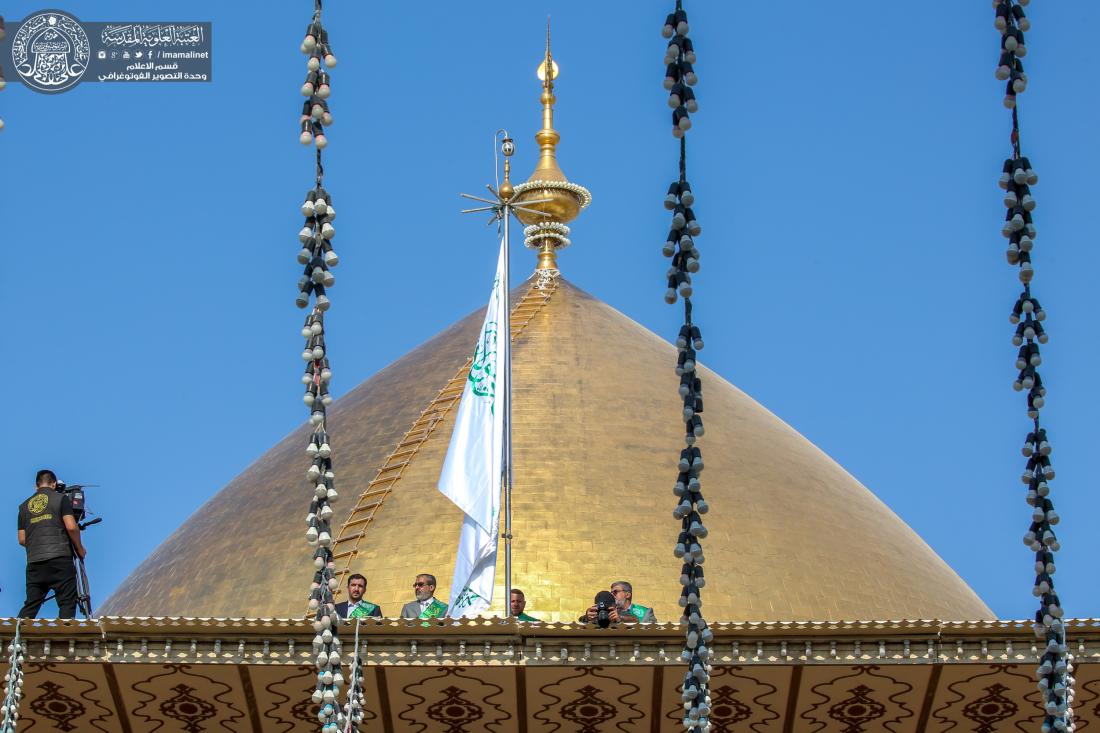 راية الغدير ترفرف في الصحن الحيدري الشريف وسط أهازيج خدّام أمير المؤمنين علي بن أبي طالب (عليه السلام ) | 