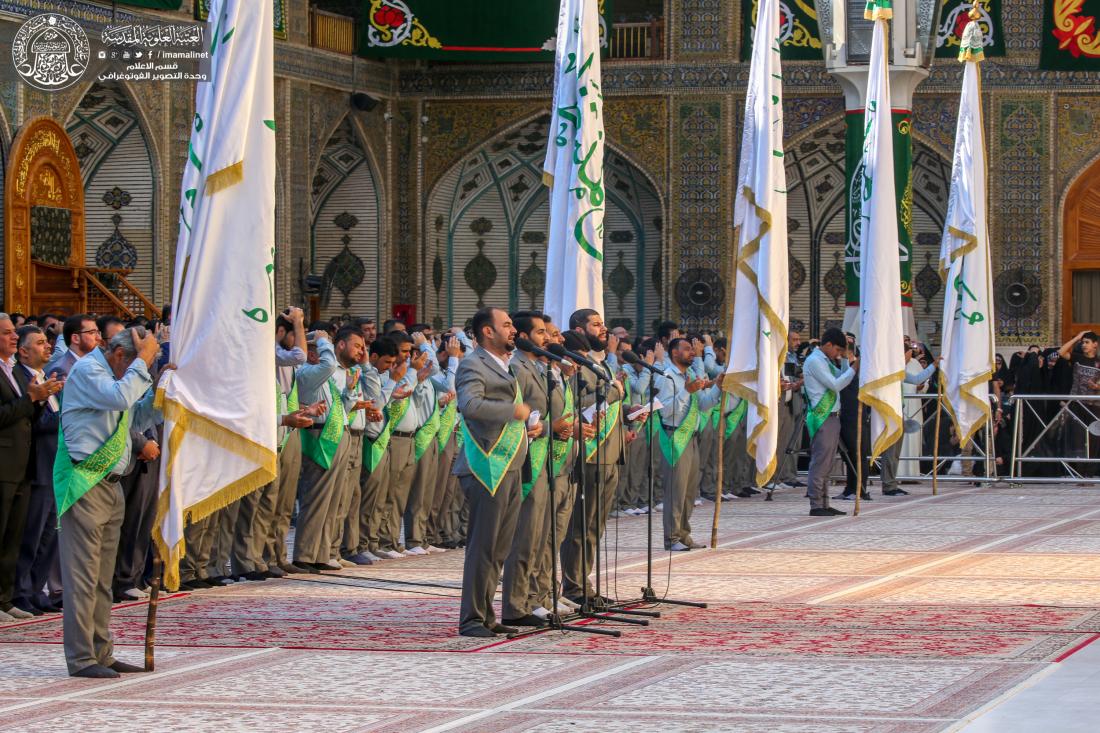 راية الغدير ترفرف في الصحن الحيدري الشريف وسط أهازيج خدّام أمير المؤمنين علي بن أبي طالب (عليه السلام ) | 