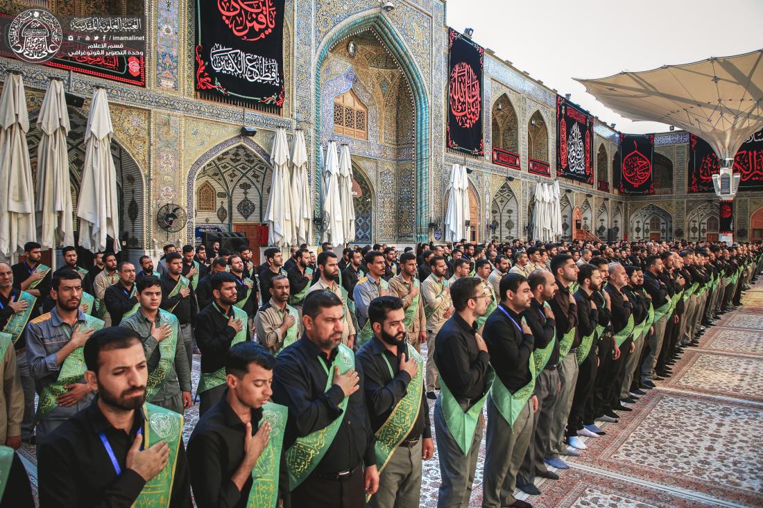 منتسبو العتبة العلوية المقدسة يقيمون مجلس العزاء الحسيني خلال مراسم الزيارة الصباحية في الصحن الحيدري الشريف | 