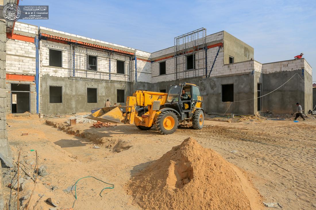 الكوادر الهندسية والفنية في العتبة العلوية تواصل عملها لانجاز مشروع مدرسة مجمع قنبر السكني | 