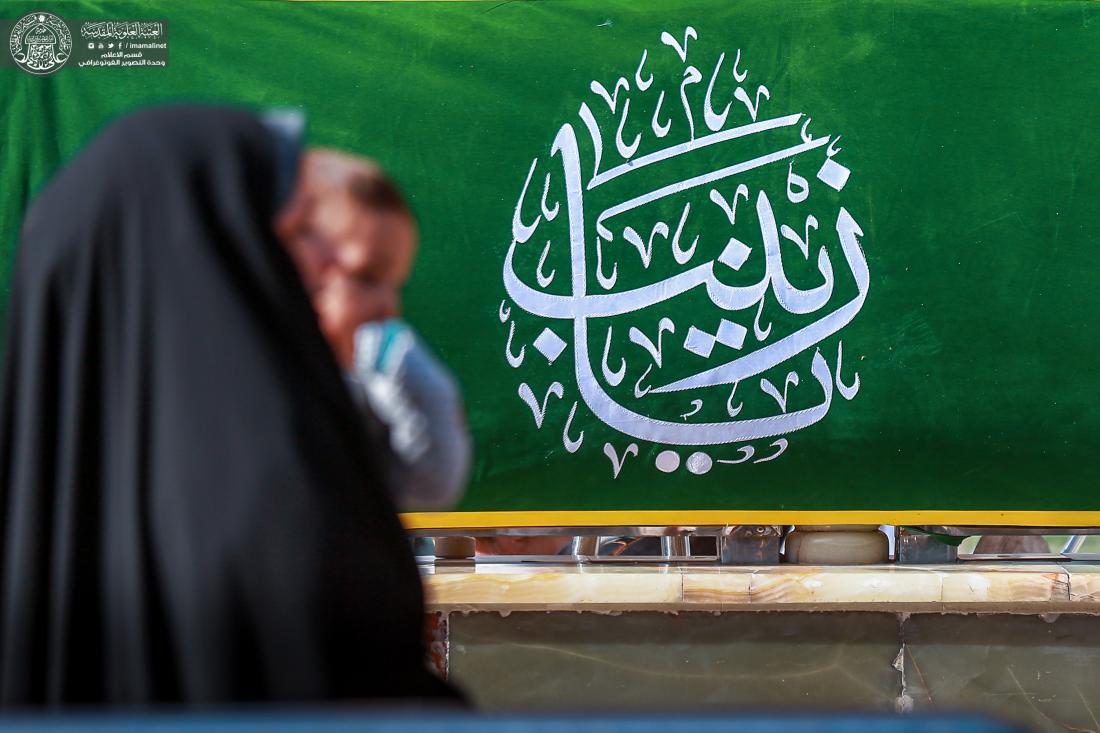 تزيين أرجاء مرقد أمير المؤمنين باللافتات استعداد للاحتفال بولادة السيدة زينب (عليها السلام). | 
