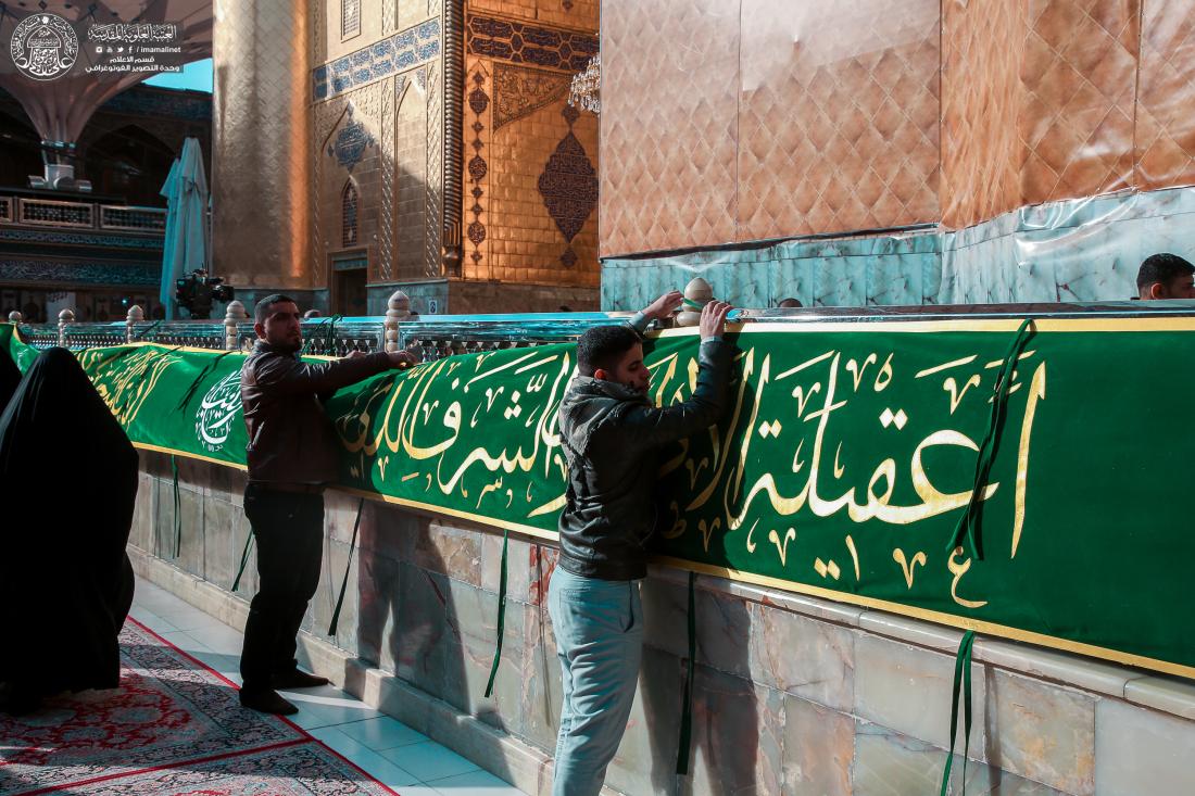 تزيين أرجاء مرقد أمير المؤمنين باللافتات استعداد للاحتفال بولادة السيدة زينب (عليها السلام). | 